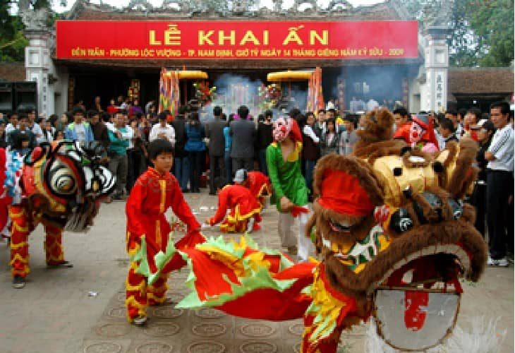 Thuê xe Limousine đi đền Trần