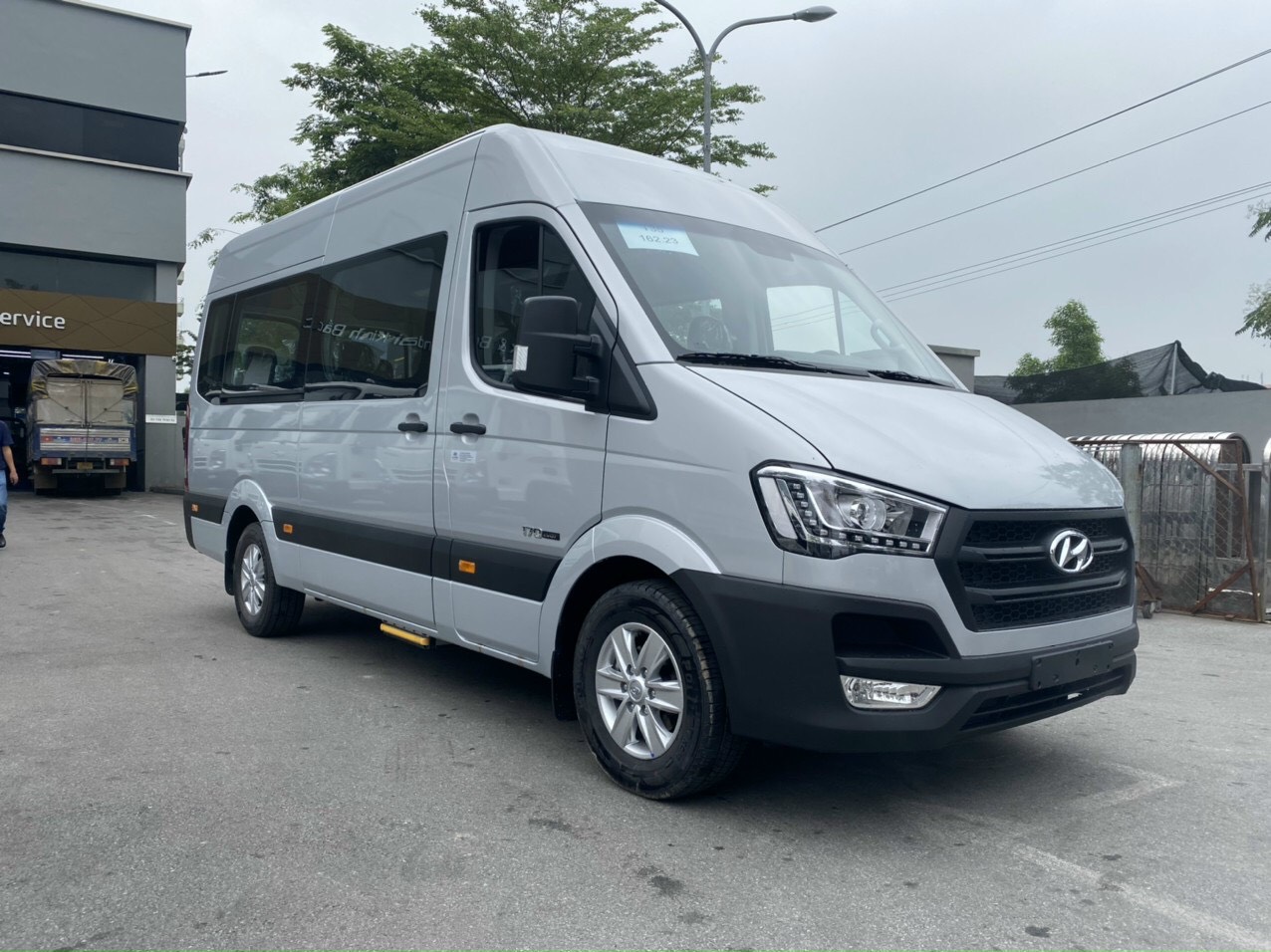 Dịch vụ cho thuê xe 16 chỗ Hyundai Solati đầu năm 2023 - Asia Limousine