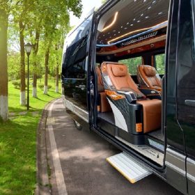 Cho thuê xe 9 chỗ Dcar Limousine có lái xe