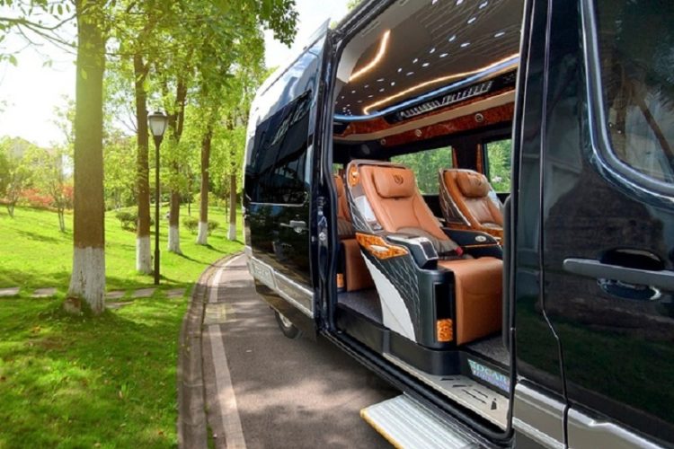 Cho thuê xe 9 chỗ Dcar Limousine có lái xe