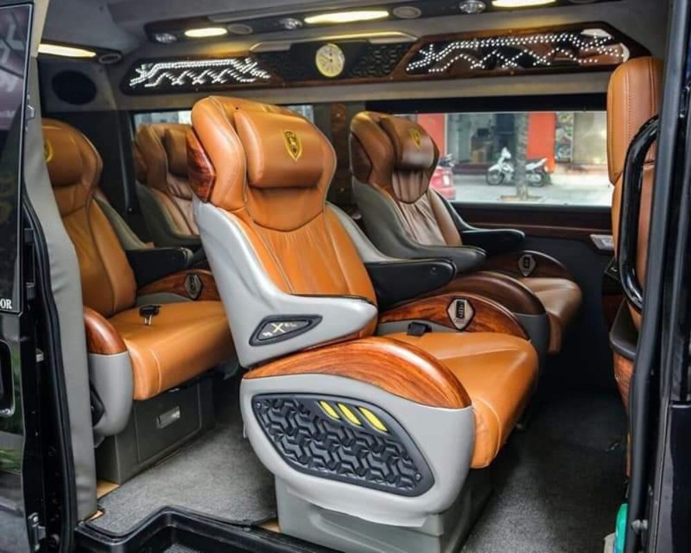 Ghế ngồi của xe Limousine được bằng bọc bằng da, chỗ ngồi rộng rãi, thoải mái