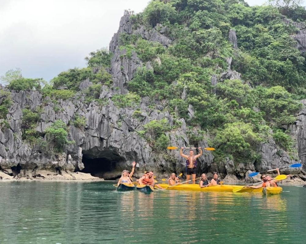 Chèo thuyền Kayak tại Vịnh Lan Hạ