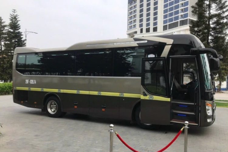 Thuê xe limousine univer 19 chỗ giá tốt, chất lượng