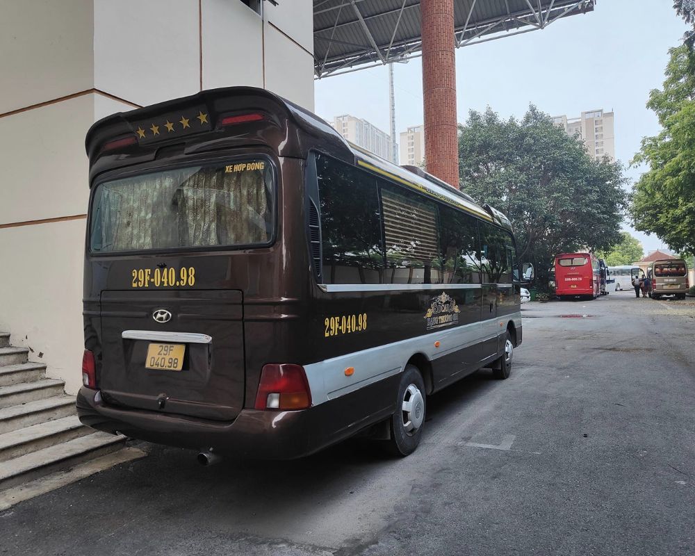 Xe limousine fuso 18 chỗ dùng trong nhiều dịp như cưới hỏi, du lịch..