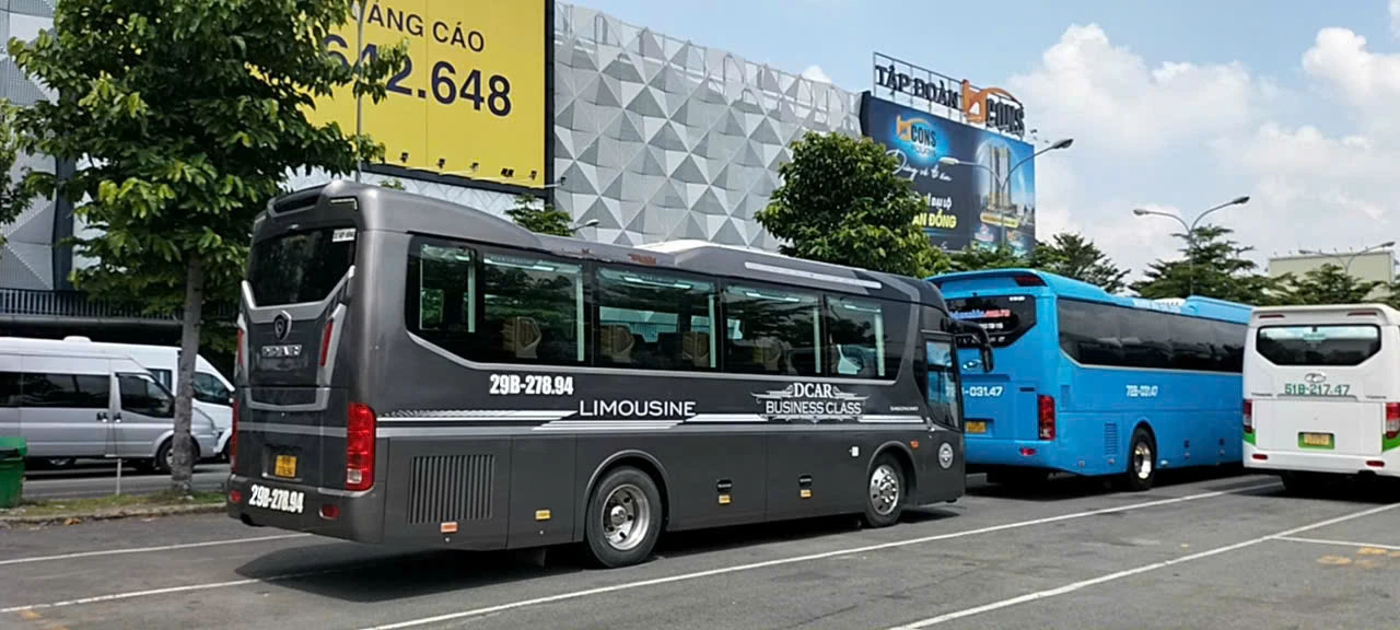 Ngoại thất xe limousine universe 19 chỗ