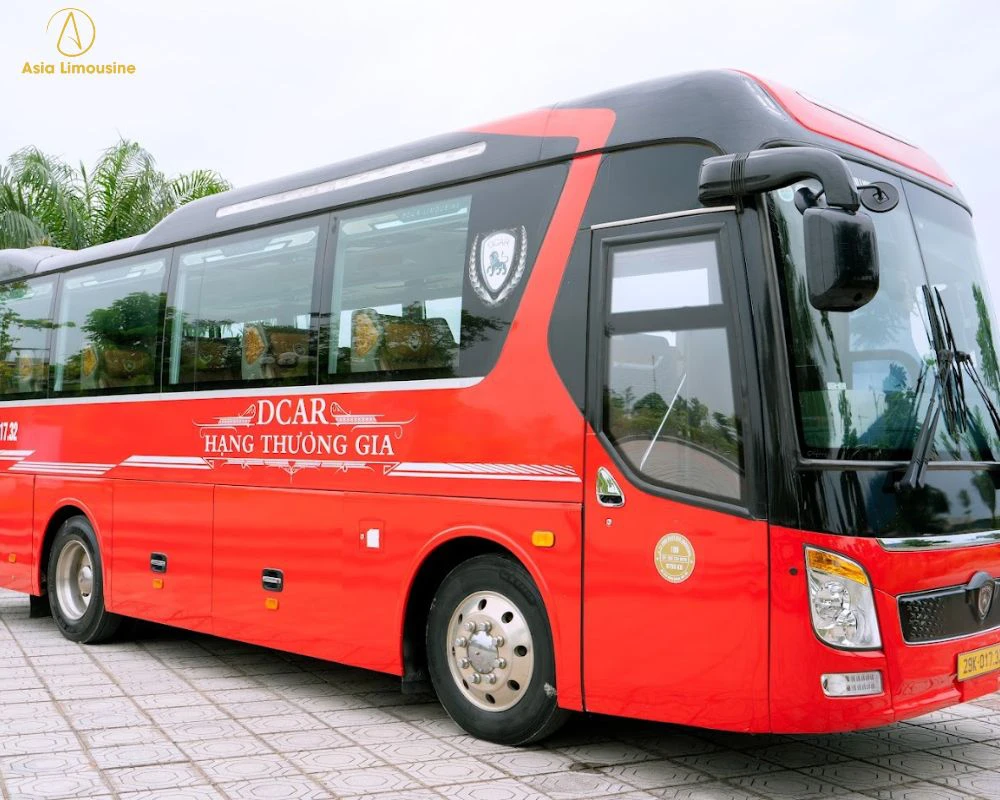 Xe limousine màu đỏ hạng thương gia business