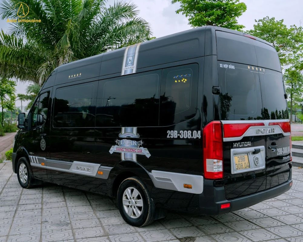 Nhà xe An Phát limousineMột trong những nhà xe limousine uy tín, chất lượng hiện nay phục vụ tuyến du lịch Hà Nội đi Tuyên Quang đó chính là An Phát limousine. Nhà xe sở hữu dàn xe limousine uy tín, tiện nghi, đời mới, có đội ngũ nhân viên chuyên nghiệp, nhiệt tình mang đến cho khách hàng những trải nghiệm chuyến đi tốt nhất. Mỗi ngày nhà xe có đến 4 chuyến xuất phát từ Hà Nội và cứ cách 1 tiếng sẽ có 1 chuyến xe. Tất cả các dòng xe limousine của An Phát limousine đều được trang bị các thiết bị tiện ích hiện đại với ghế ngồi bọc bằng da cao cấp, có thể xoay 180 độ, đem lại không gian rộng rãi, thoải mái, tủ lạnh mini, cổng sạc usb, wifi tốc độ cao... xe limousine 9 chỗ đi Tuyên Quang