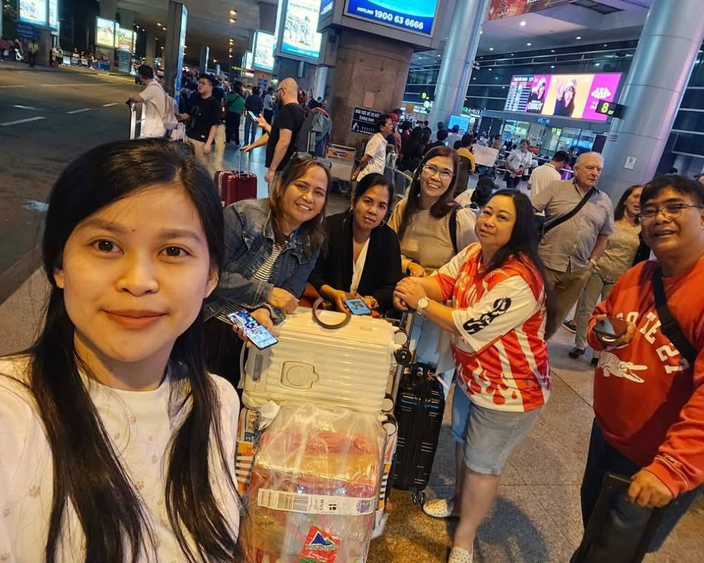 Khách quan hạ cánh tại sân bay Tân Sơn Nhất