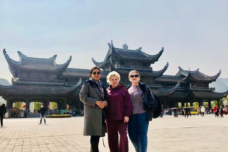 Thuê Xe Limousine Hà Nội Đi Chùa Tam Chúc