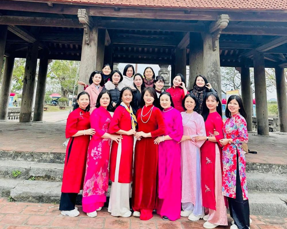 Du khách chụp ảnh tại chùa Keo