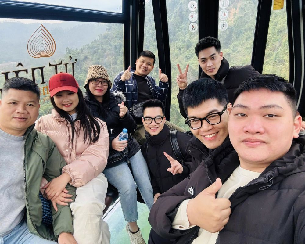 Ngồi cáp treo lên đỉnh Yên Tử