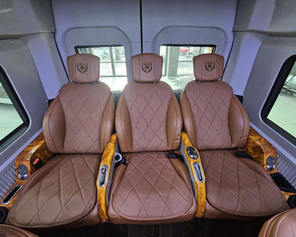Hàng ghế ngồi phía sau của xe limousine