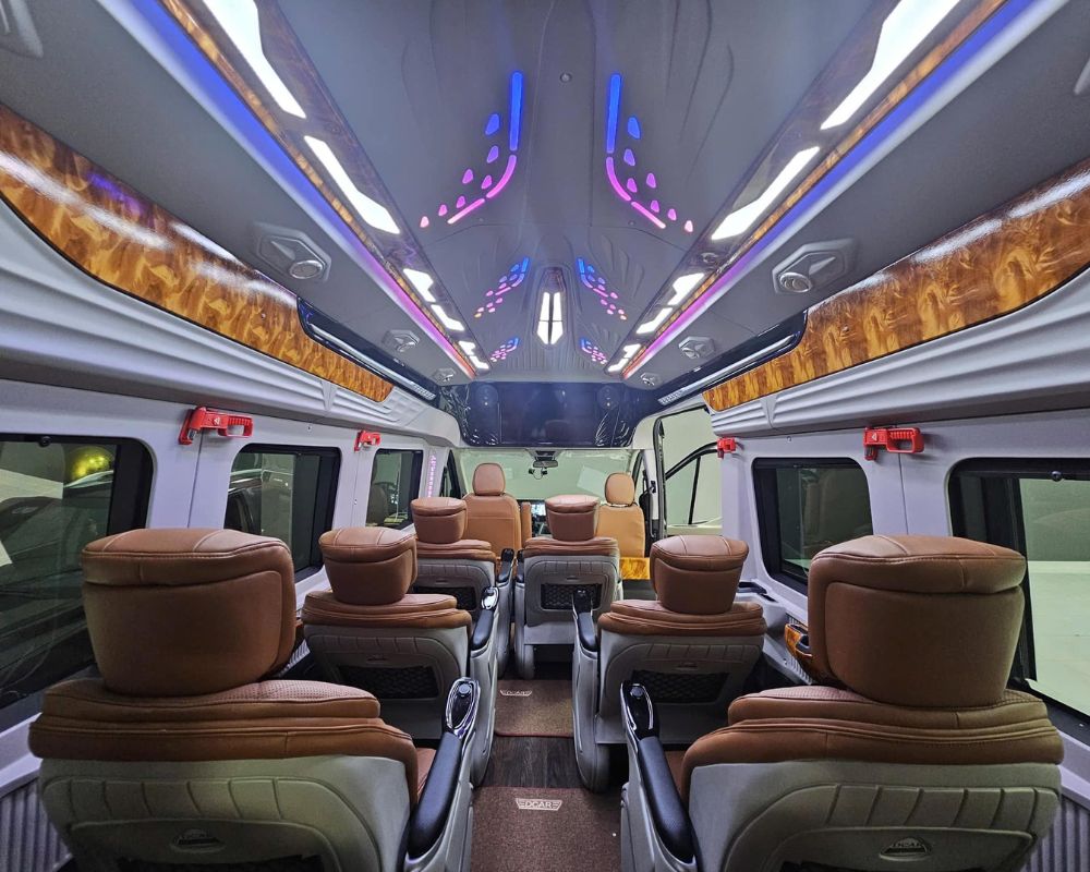 Ảnh chụp xe limousine 12 chỗ từ phía đuôi xe