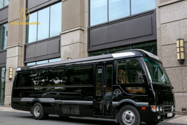 Xe Fuso Limousine màu đen