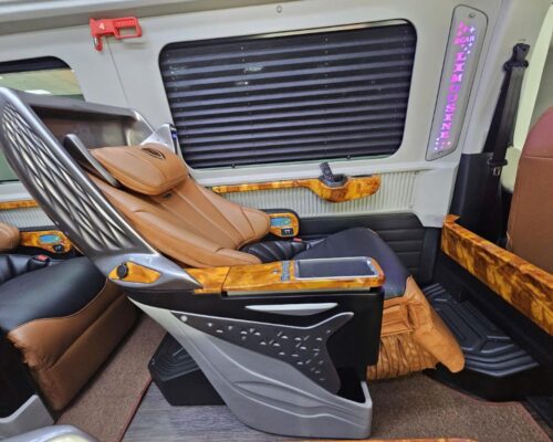 Ghế ngồi xe limousine 9 chỗ có thể ngả ngồi ra phía sau