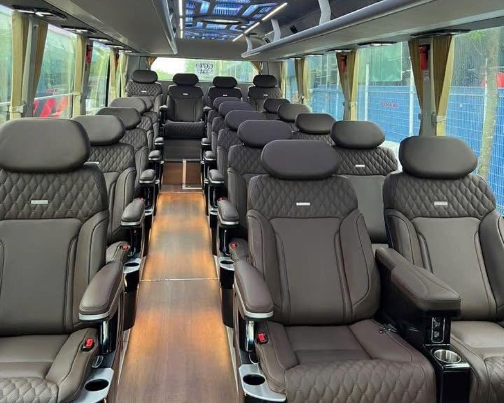Chỗ ngồi xe limousine rộng rãi thoải mái và có nhiều tiện nghi nổi bật