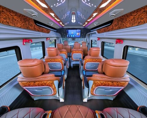 Xe limousine sang trọng, hiện đại
