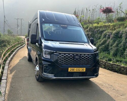 Chiếc xe limousine Ford màu đen sang trọng đang đỗ trên đường