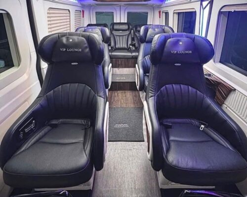 Nội thất xe limousine sang trọng với ghế da VIP Lounge êm ái và hiện đại.