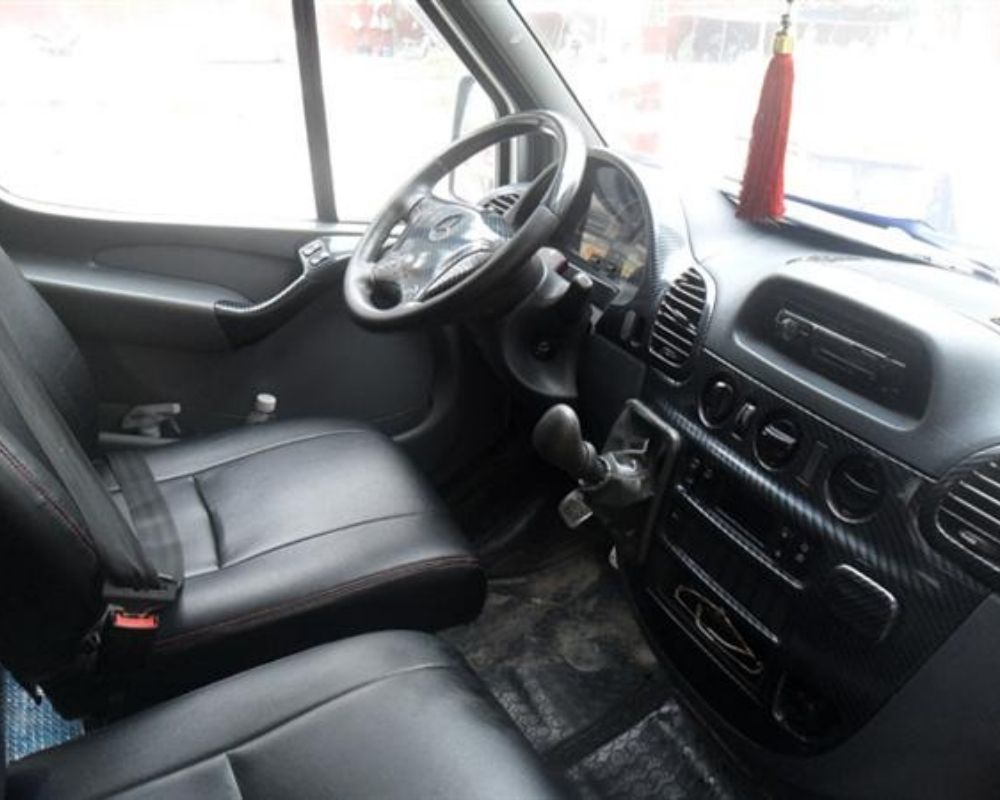 Khoang lái xe của xe Mercedes Sprinter