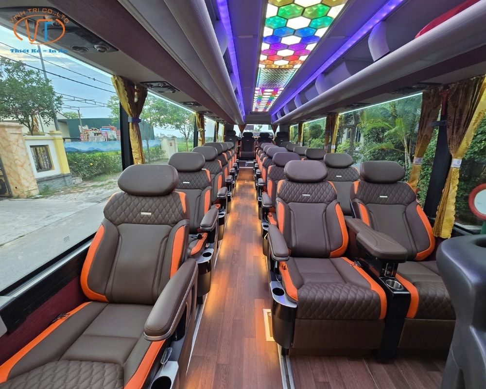 Ghế ngồi xe limousine 29 chỗ rộng rãi, được bọc bằng da