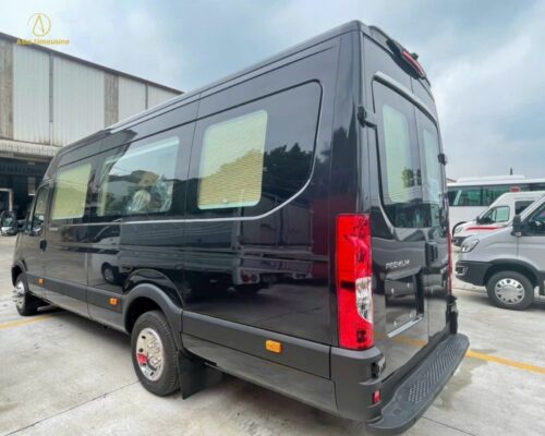 Mặt sau xe limousine 12 sang trọng, cao cấp