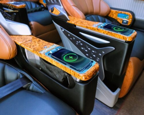 Tiện ích sạc điện thoại không dây trên ghế limousine sang trọng