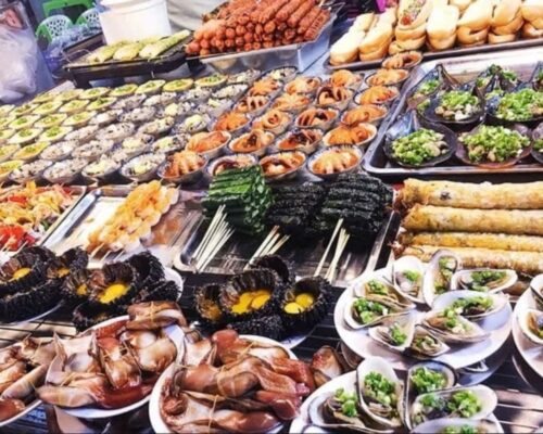 Thưởng thức đồ ăn đường phố tại chợ đêm Hạ Long