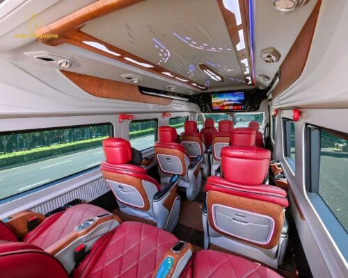 Ghế ngồi bọc da màu dỏ, cùng tiện ích sang trọng của dòng xe limousine hạng sang