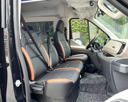 Hàng ghế ngồi xe limousine phía trước gần tài xế