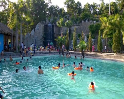 Tận hưởng làn nước ấm áp, vui chơi nô đùa tại khu du lịch suối khoáng Thanh Thủy