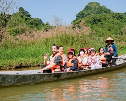 Du khách ngồi thuyền thăm cảnh núi non ở Thung Nham