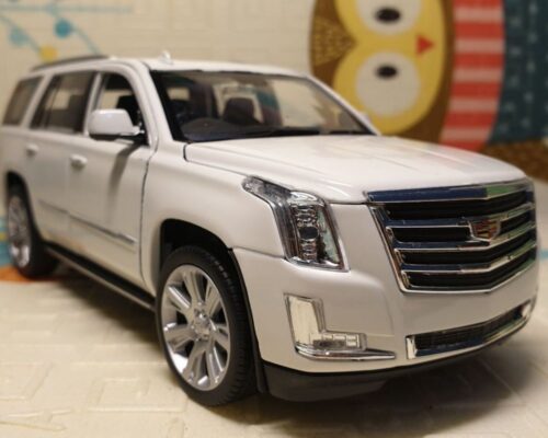 Xe Cadillac màu trắng