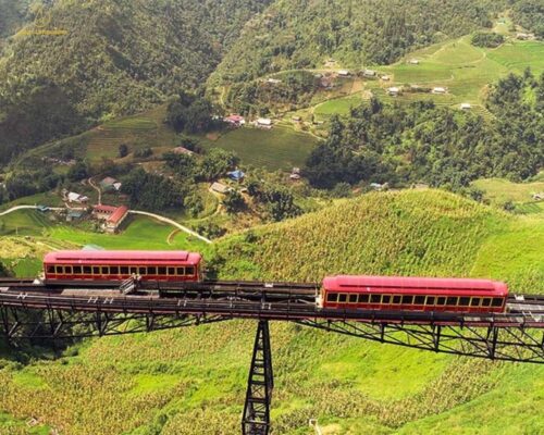 Đi tàu hỏa tại thung lũng Mường Hoa