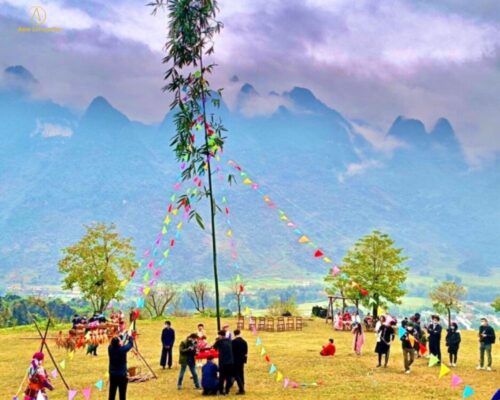 Tham gia lễ hội văn hóa Mường Hoa