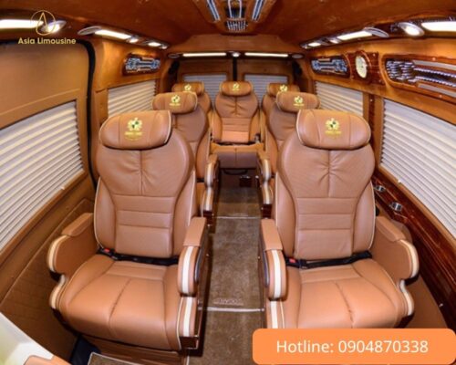 Ghế ngồi xe limousine màu nâu sang trọng, bọc bằng da