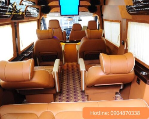 Xe limousine sang trọng, chỗ ngồi thoải mái, rộng rãi