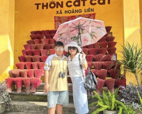 Chụp ảnh kỉ niệm tại Bản Cát Cát