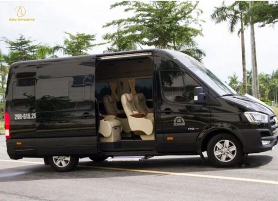 Xe limousine 9 chỗ màu đen sang trọng, cao cấp