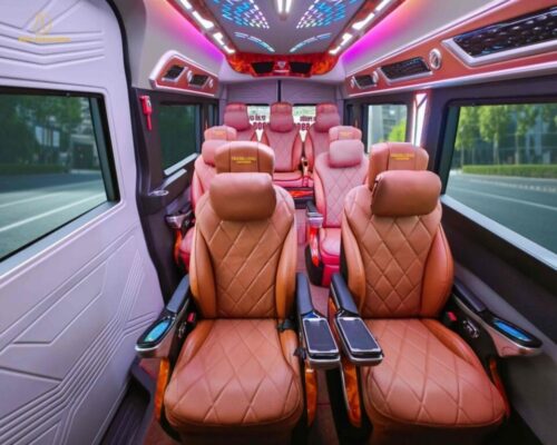 Ghế xe bọc bằng da màu cam sáng bóng, đem lại sự sang trọng, đẳng cấp