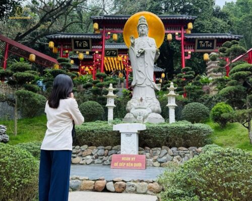 Chiêm bái tại chùa Tam Chúc