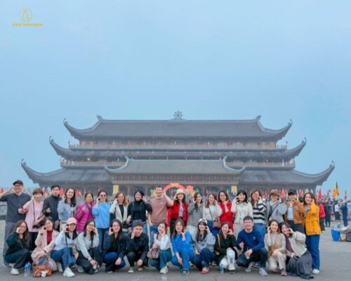 Du khách chụp hình kỉ niệm tại chùa Tam Chúc